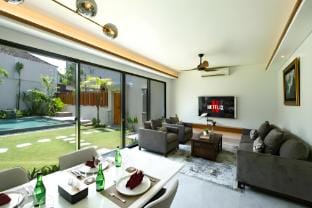 Great 3BR Private Pool Villa near Echo Beach Villa in North Kuta