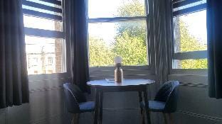 Big Comfy Studio in Central Hove with Parking. Apartment in Hove