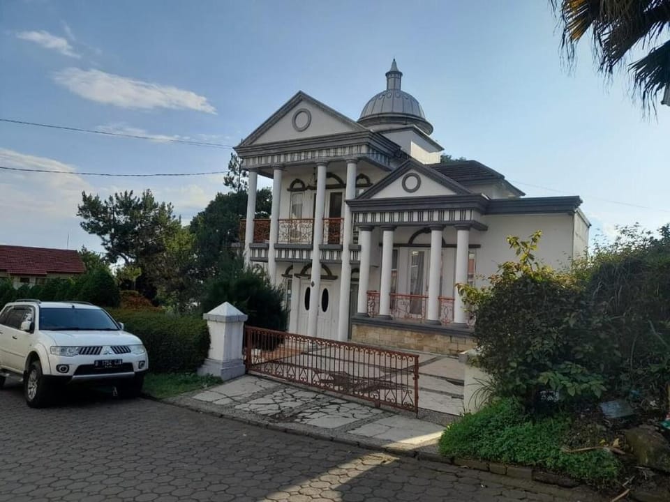 Villa Kubah Istana Bunga Lembang by GroRental Villa in Parongpong