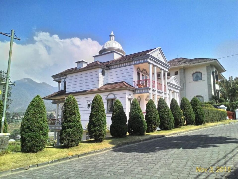 Villa Kubah Istana Bunga Lembang by GroRental Villa in Parongpong