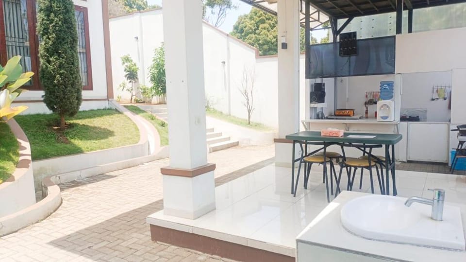 Villa Madasaeda by GroRental Villa in West Java