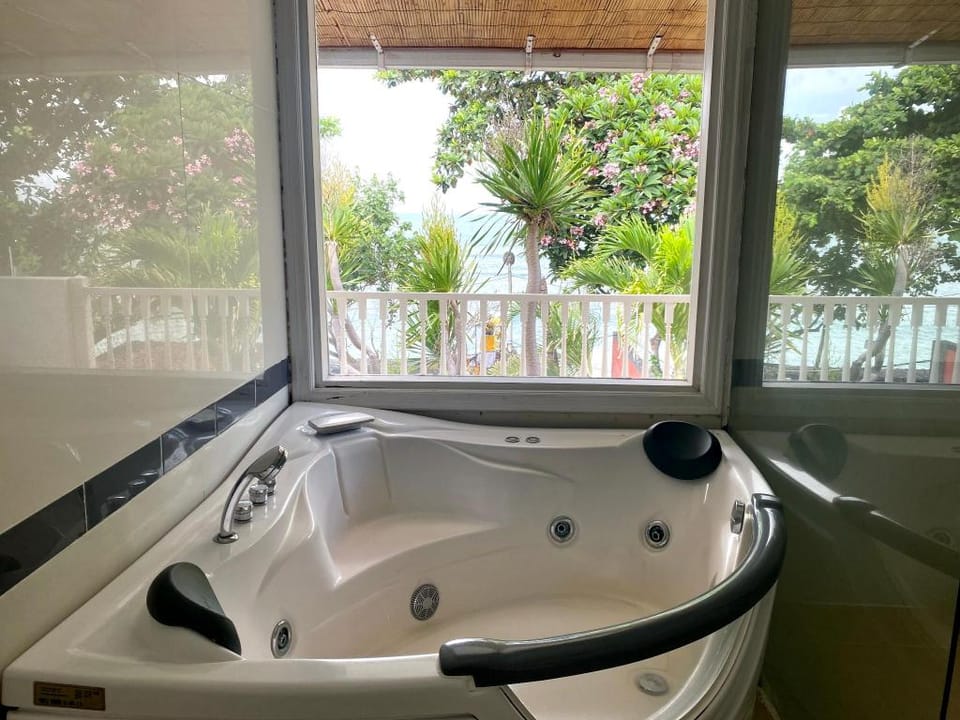 Sunrise Beach Villa, Seaview. Gate too beachfront. Villa in Denpasar