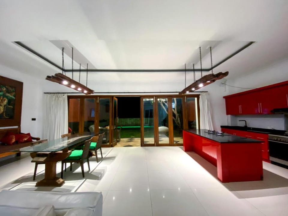 Sunrise Beach Villa, Seaview. Gate too beachfront. Villa in Denpasar