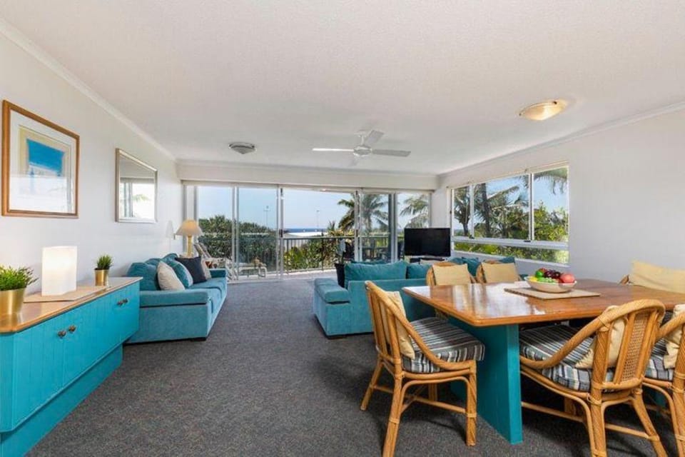 Sunshine Cove, across the road from the beach Vacation rental in Noosa Heads