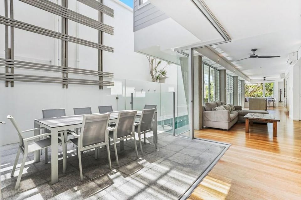 Contemporary in Sunshine Beach Vacation rental in Noosa Heads