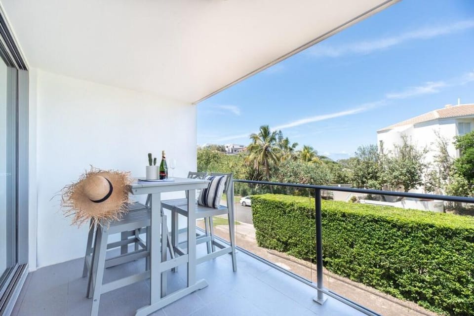'Sunrise Central', Pool, Views & 1 Min to Beach Apartment in Sunrise Beach