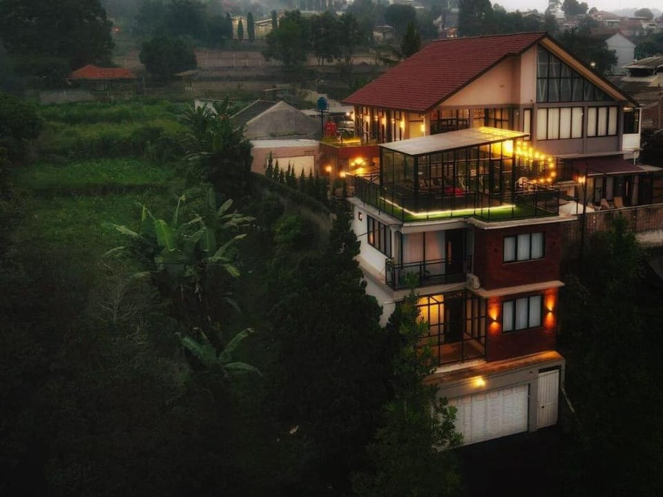 Mimi Castle @1200m2 Villa in Parongpong (Full AC) Villa in Parongpong