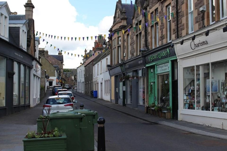 Cobbler's Cottage next to the station Vacation rental in Scotland