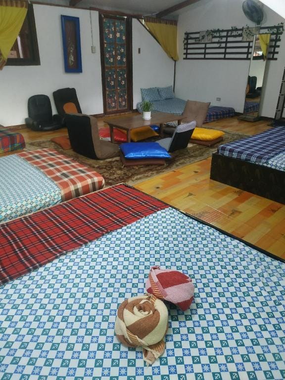 LOGHOUSE LARGE place w/BALCONY 7min skyranch Apartment in Tagaytay