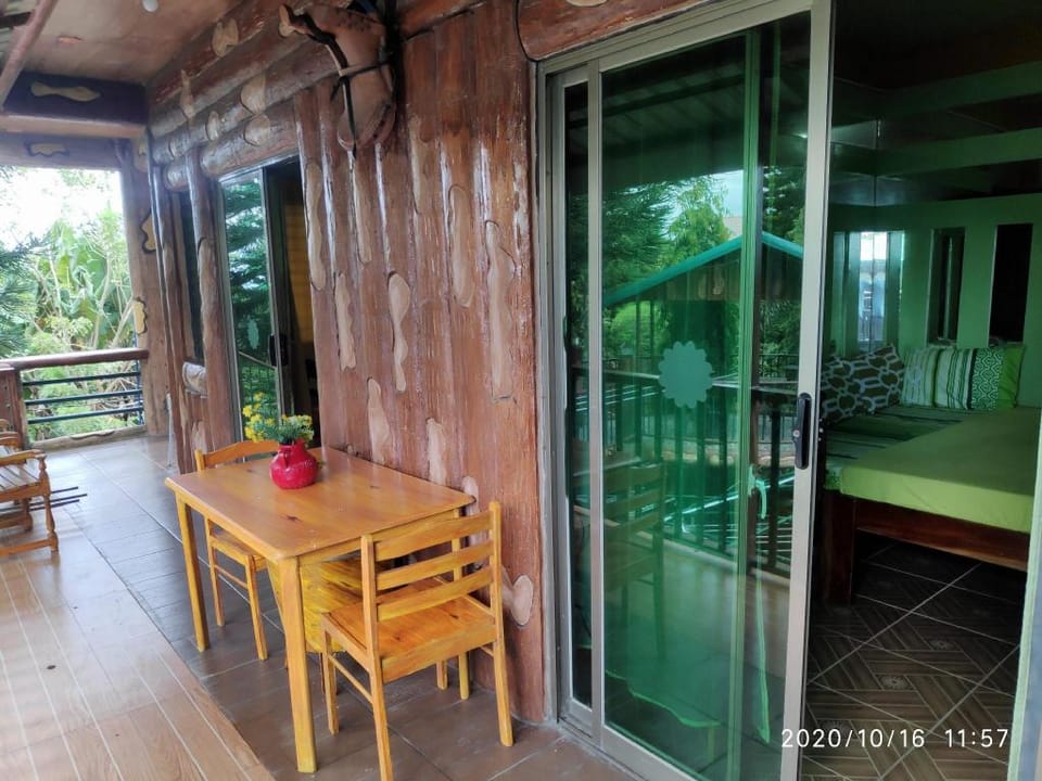 LOGHOUSE LARGE place w/BALCONY 7min skyranch Apartment in Tagaytay