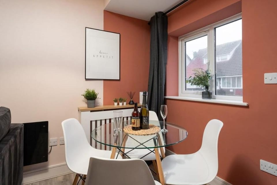 Beach Apartment - 2 Bedrooms Free WiFi Parking Apartment in Wyre District