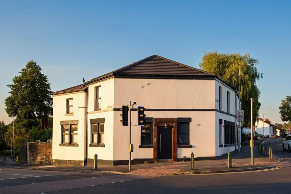 Victoria Home | 2 Bedroom Wi-Fi Parking Cozy Pads Apartment in England