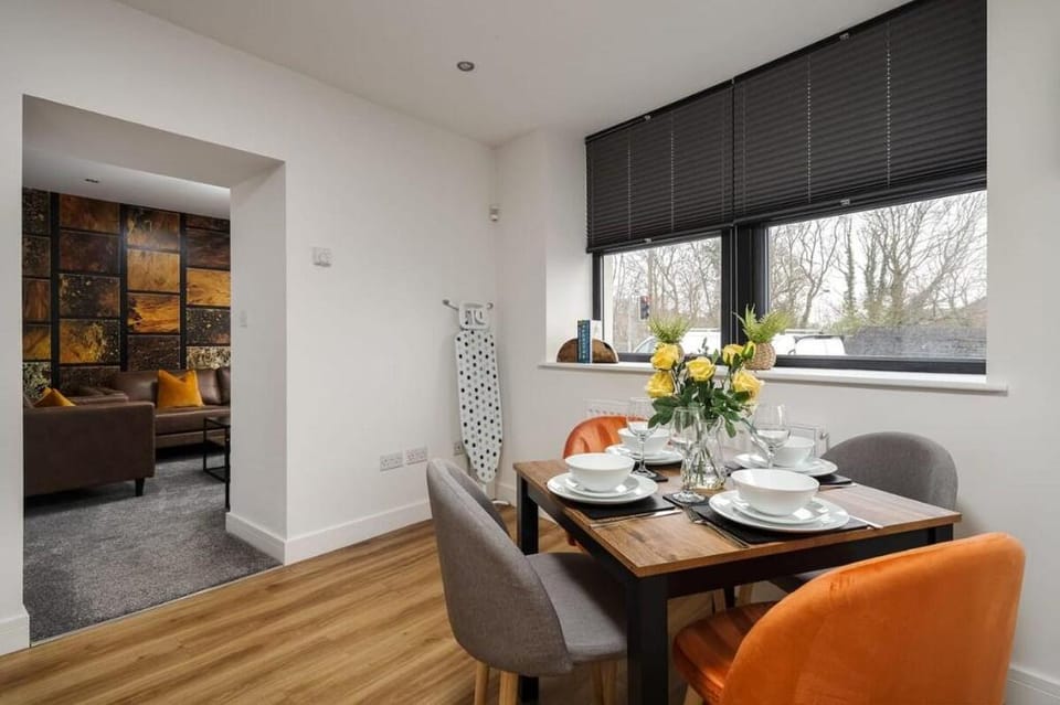 Victoria Home | 2 Bedroom Wi-Fi Parking Cozy Pads Apartment in England