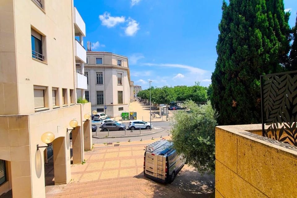 Safe Haven - Terrace & Parking Apartment in Avignon
