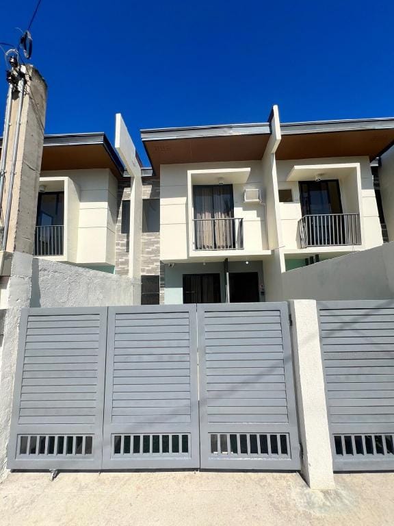 Elle's Place near Dumaguete Airport (Cattleya) Vacation rental in Central Visayas