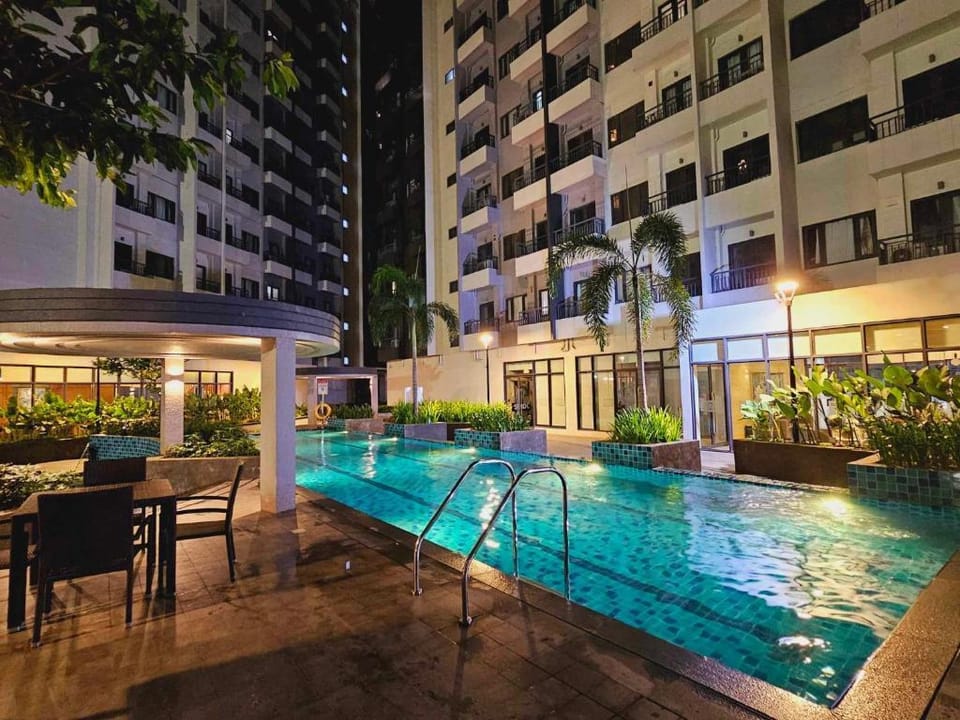 Comfy Staycation PH Apartment in Paranaque