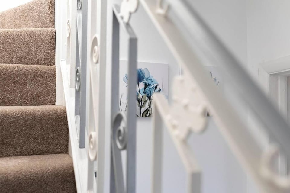 Skyvillion - Enfield 4bed House Wgarden  Parking Apartment in Enfield