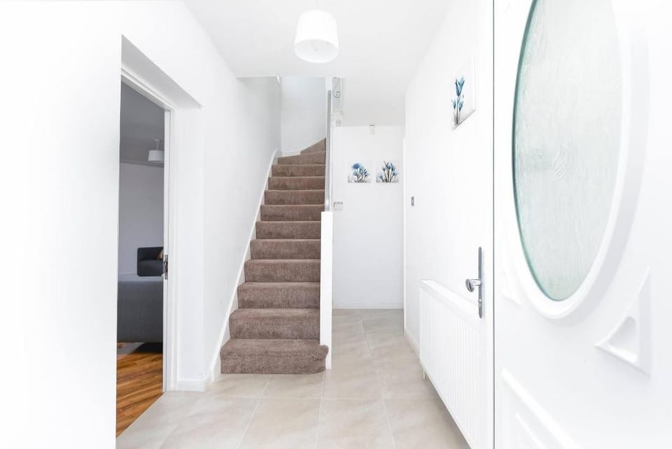 Skyvillion - Enfield 4bed House Wgarden  Parking Apartment in Enfield
