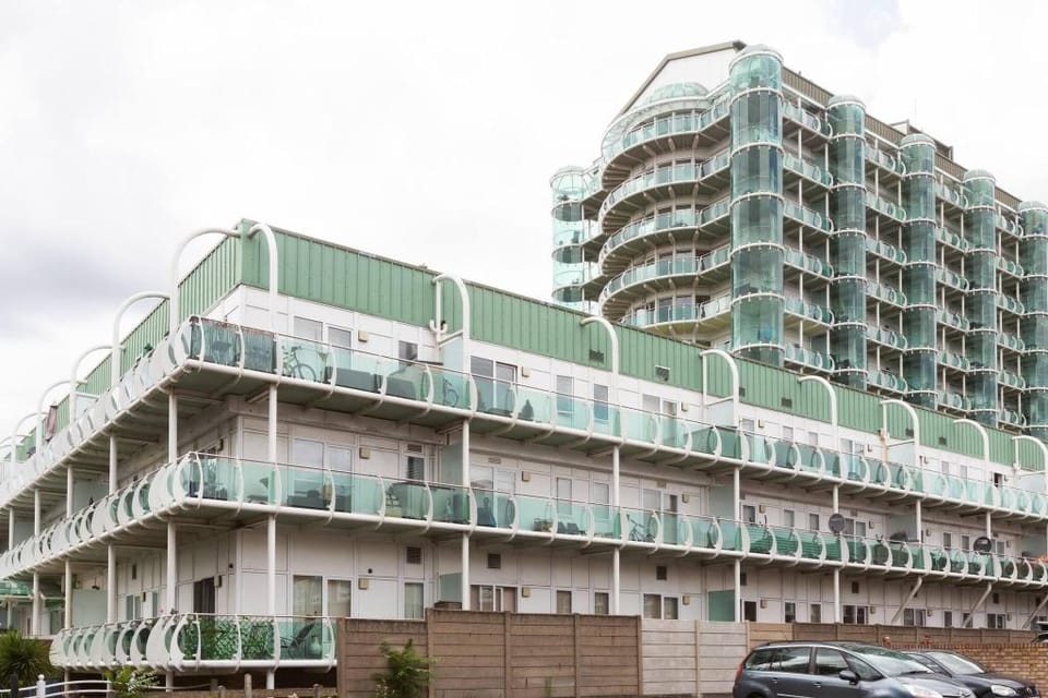 Skyvillion - Tower Point Enfield 1bed Wbalcony Apartment in Enfield