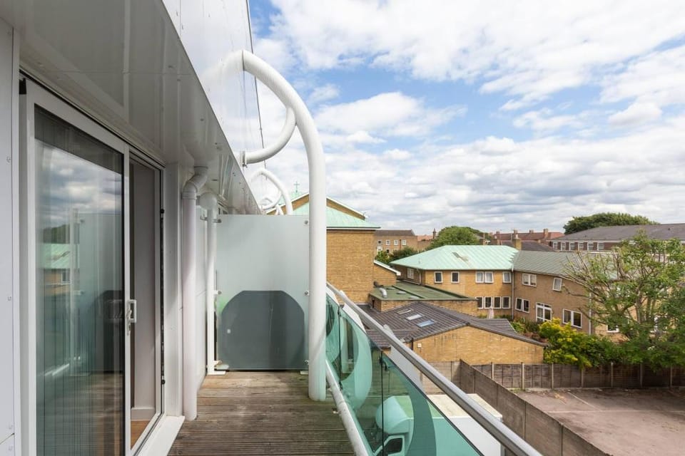 Skyvillion - Tower Point Enfield 1bed Wbalcony Apartment in Enfield