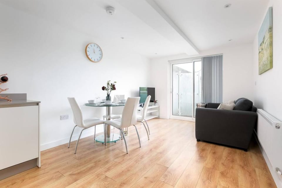 Skyvillion - 2bed Enfield Flat Wbalcony  Parking Apartment in Enfield