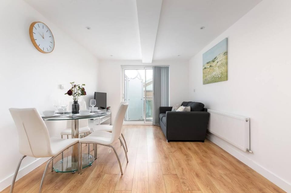 Skyvillion - 2bed Enfield Flat Wbalcony  Parking Apartment in Enfield