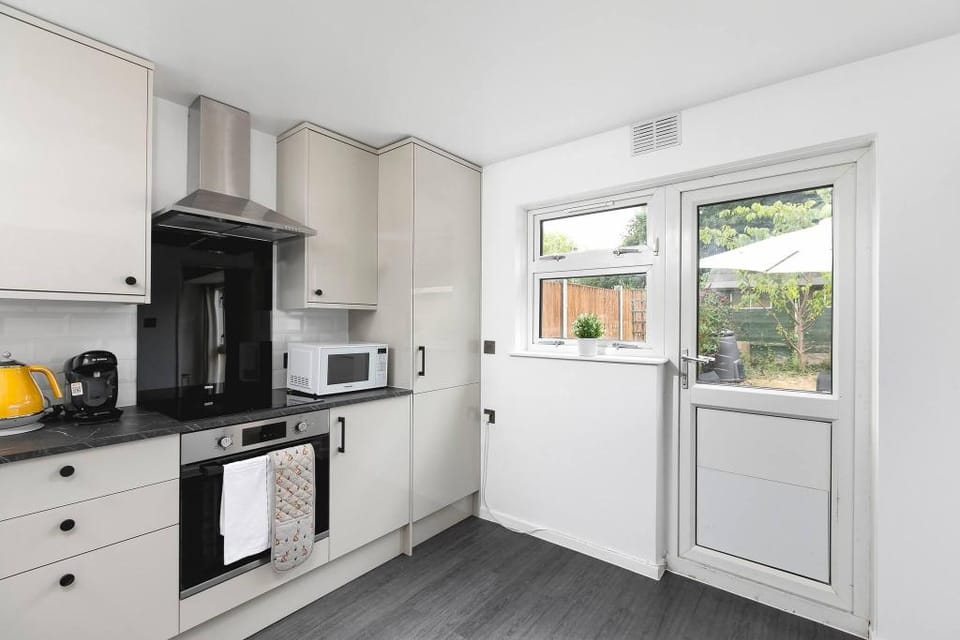 Skyvillion - Lush 2 Bed Hydean Way House  Garden Apartment in Stevenage