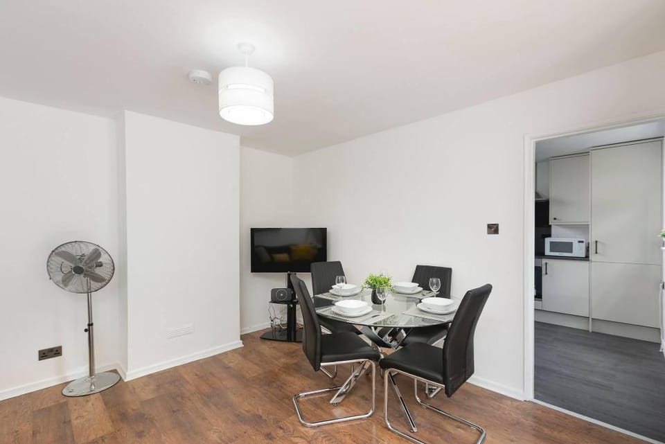 Skyvillion - Lush 2 Bed Hydean Way House  Garden Apartment in Stevenage