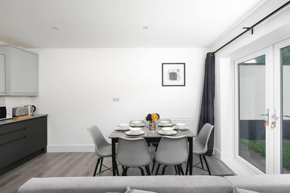 Skyvillion -vineyard Court- Enfield 2-bed Wgarden Apartment in Enfield