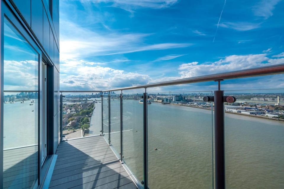 Skyvillion-apartments Near River Thames Excel  O2 Woolwich Apartment in London