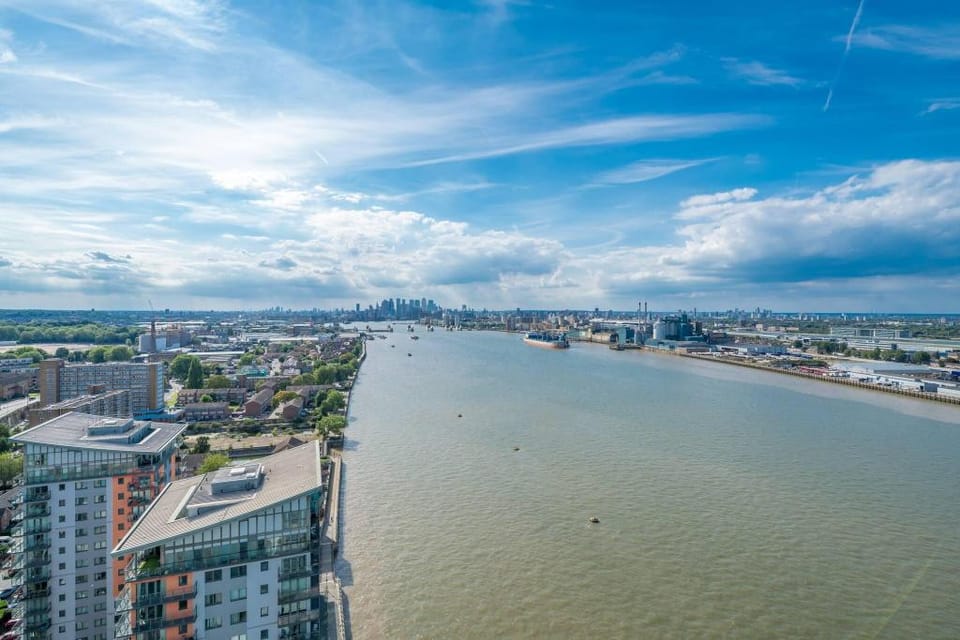 Skyvillion-apartments Near River Thames Excel  O2 Woolwich Apartment in London