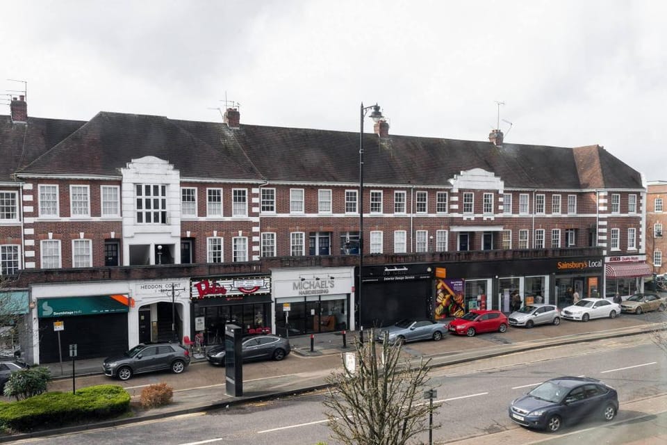 Skyvillion -4bed Cozy Cockfosters Apt Mins To Tube Apartment in Enfield