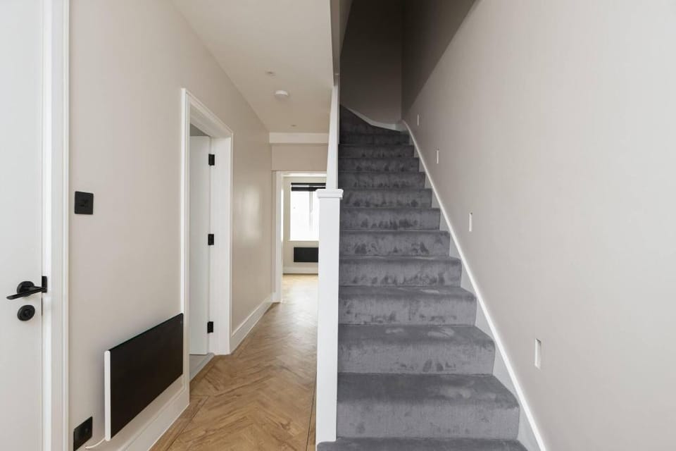 Skyvillion -4bed Cozy Cockfosters Apt Mins To Tube Apartment in Enfield