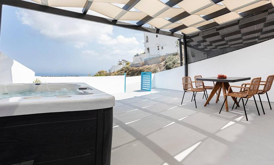 Christos Suite With Outdoor Hot Tub And Sea View Apartment in Thera