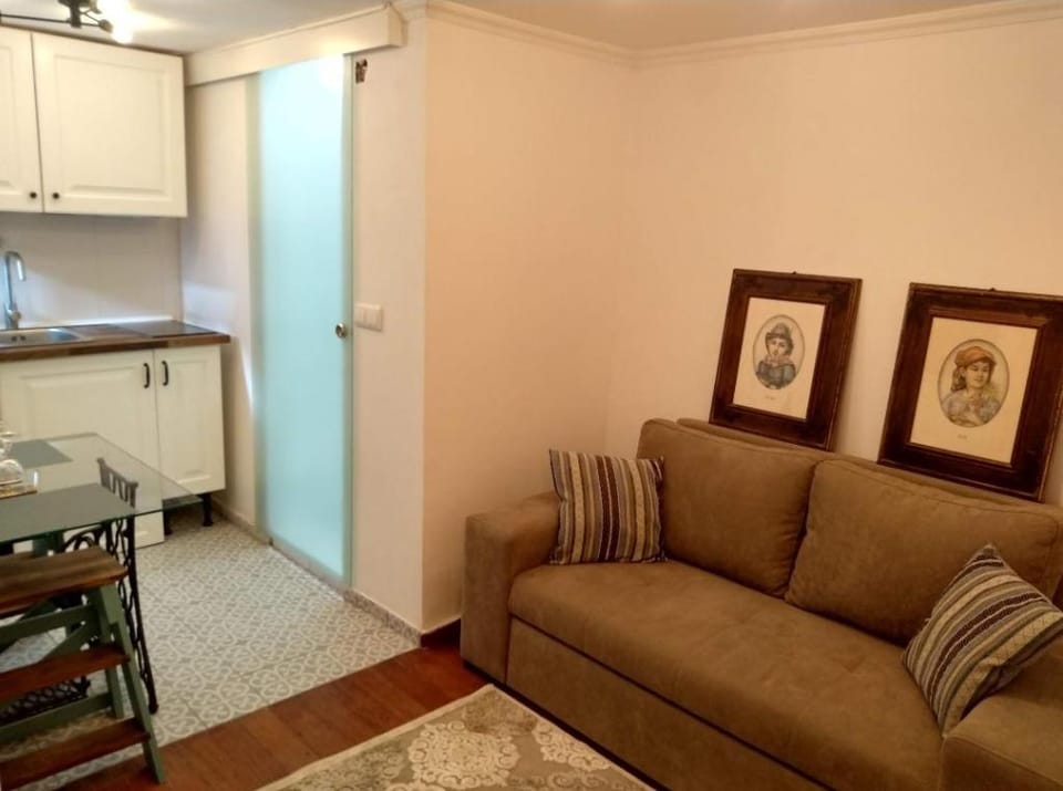 City Center Charm Apartment - Castle Hill - Metro Apartment in Lisbon