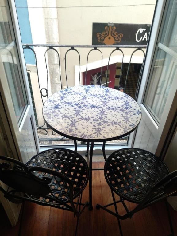 City Center Charm Apartment - Castle Hill - Metro Apartment in Lisbon