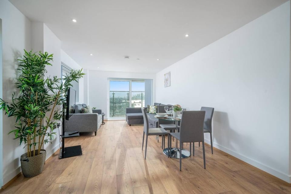 Skyvillion - River View Mins To O2  London Excel Apartment in London