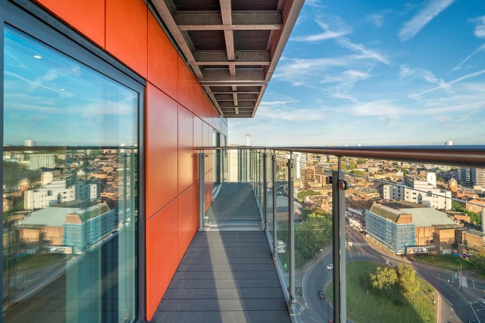 Skyvillion - River View Mins To O2  London Excel Apartment in London