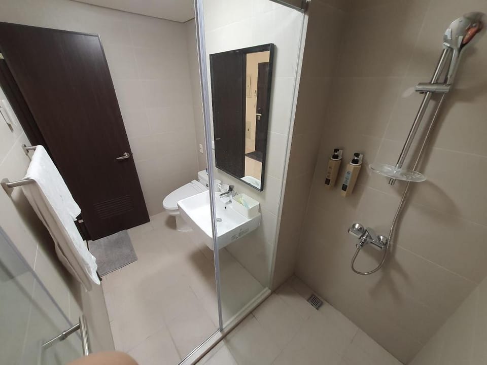 A級東區綠景小豪宅，無限棟距，3雙人床2衛浴1廚房1小陽台 Apartment in Kaohsiung