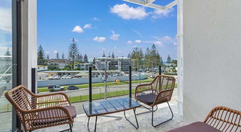 Amazing 2 Bedroom Apartment - Beach 250m Apartment in Gold Coast