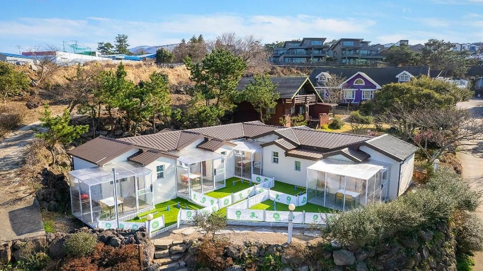 Jeju Dangdangi Dog Pension Black Bed and Breakfast in South Korea