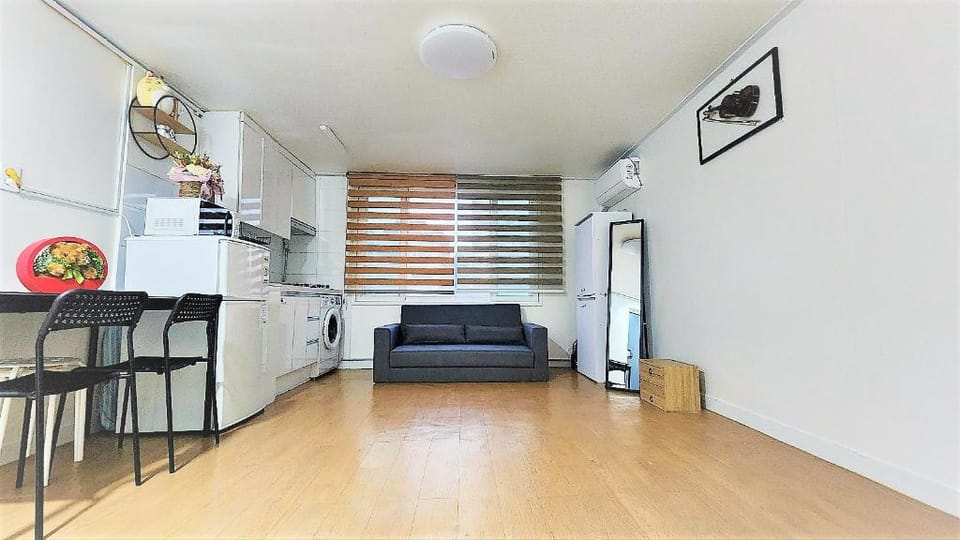 Hongdae 야피하우스/#1 넓은공간 1 Room. 홍대입구역 (Exit 6). 파티가능 Villa in Seoul