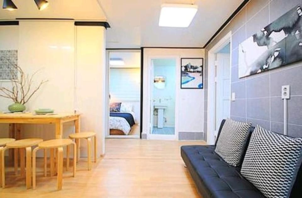 Hongdae  야피하우스 /#2넓은공간 1Room. 홍대입구역 (Exit6). 파티가능 Villa in Seoul