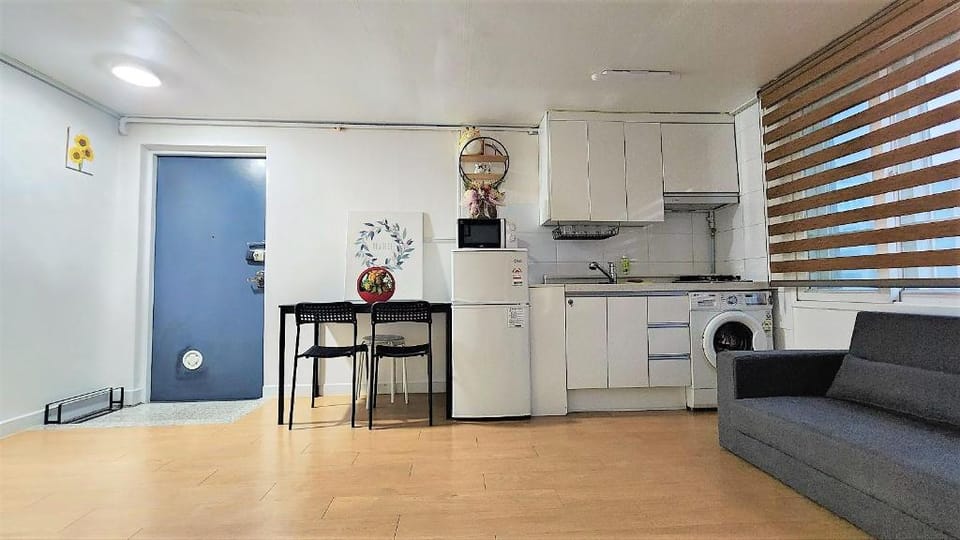 Hongdae  야피하우스 /#1 넓은공간 1Room. 홍대입구역 (Exit6). 파티가능 Apartment in Seoul