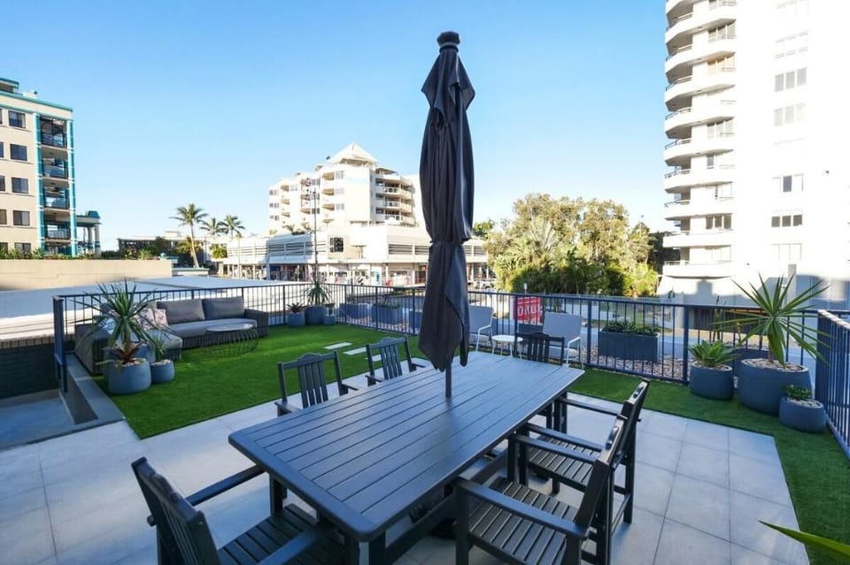 Moololaba Family Unit 100m To Beach Apartment in Sunshine Coast