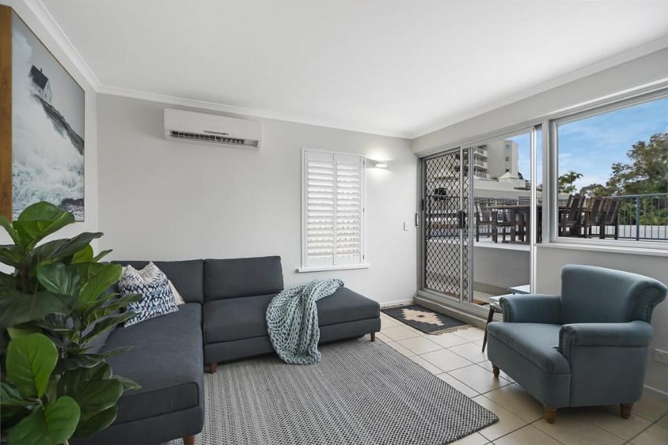 Moololaba Family Unit 100m To Beach Apartment in Sunshine Coast