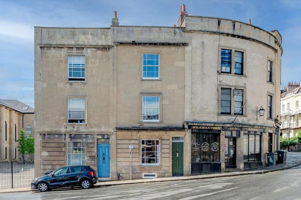 LUX 4BR Home | Sleeps 8 | Stag/Hen/Groups/Families Vacation rental in Bristol