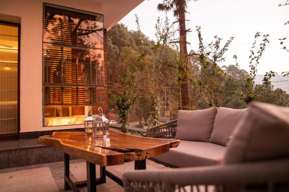 Ambaram 4BR Villa with Large Lawn, a Jumbo Jacuzzi Villa in Himachal Pradesh