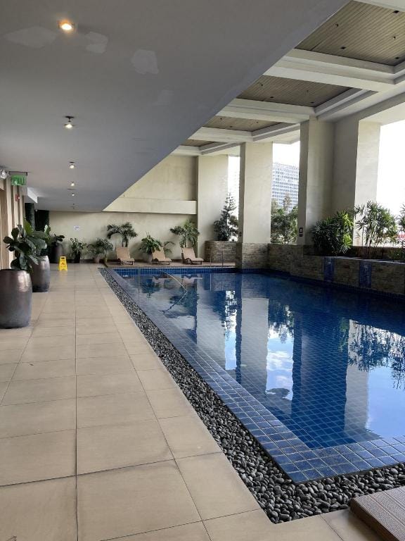 Specious unit/balcony+pool-Gym/WiFi/Netflix/Washer Apartment in Pasay