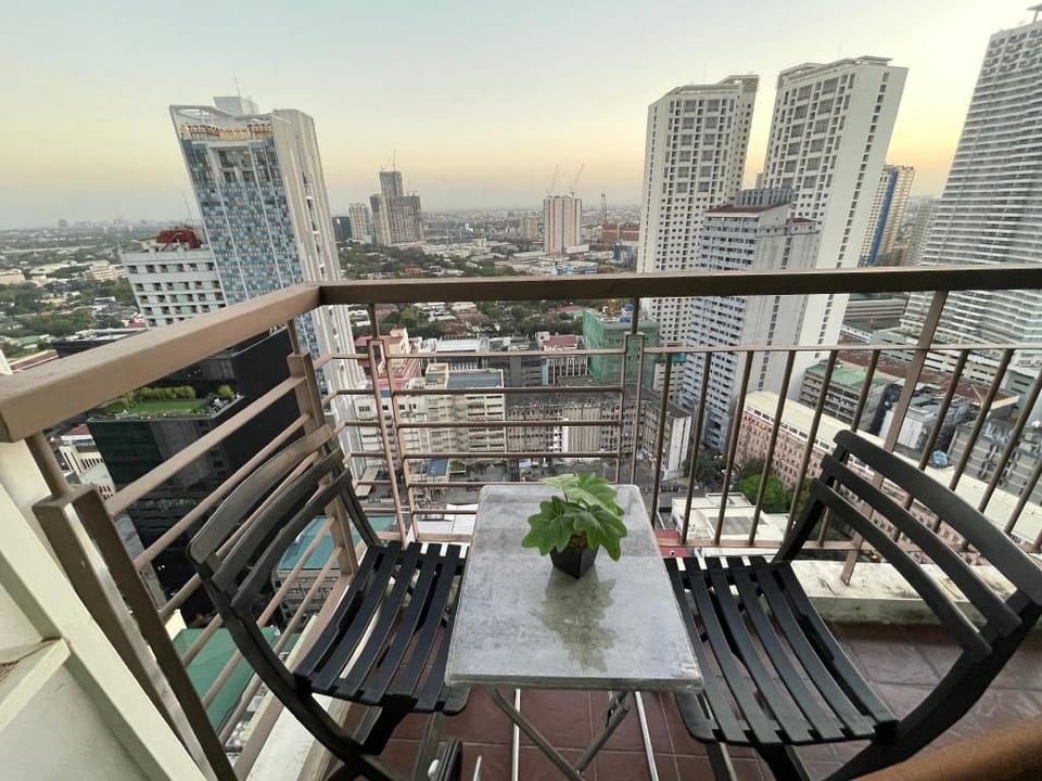 Specious unit/balcony+pool-Gym/WiFi/Netflix/Washer Apartment in Pasay